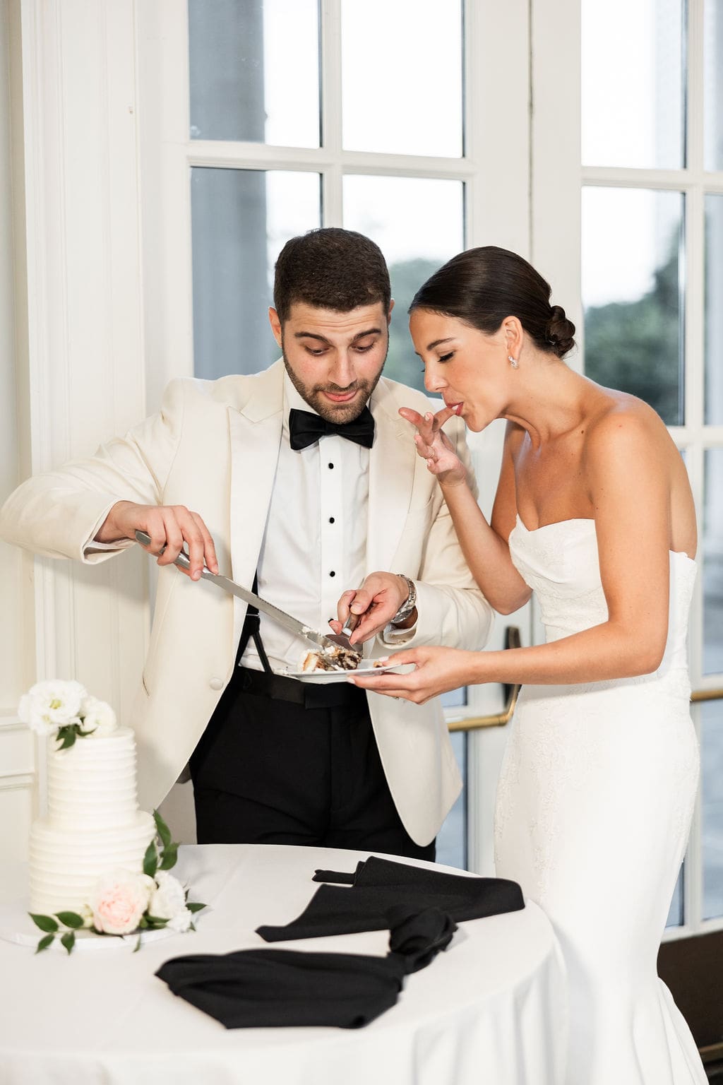 Bride and groom cut their wedding cake at the Chicago History Museum