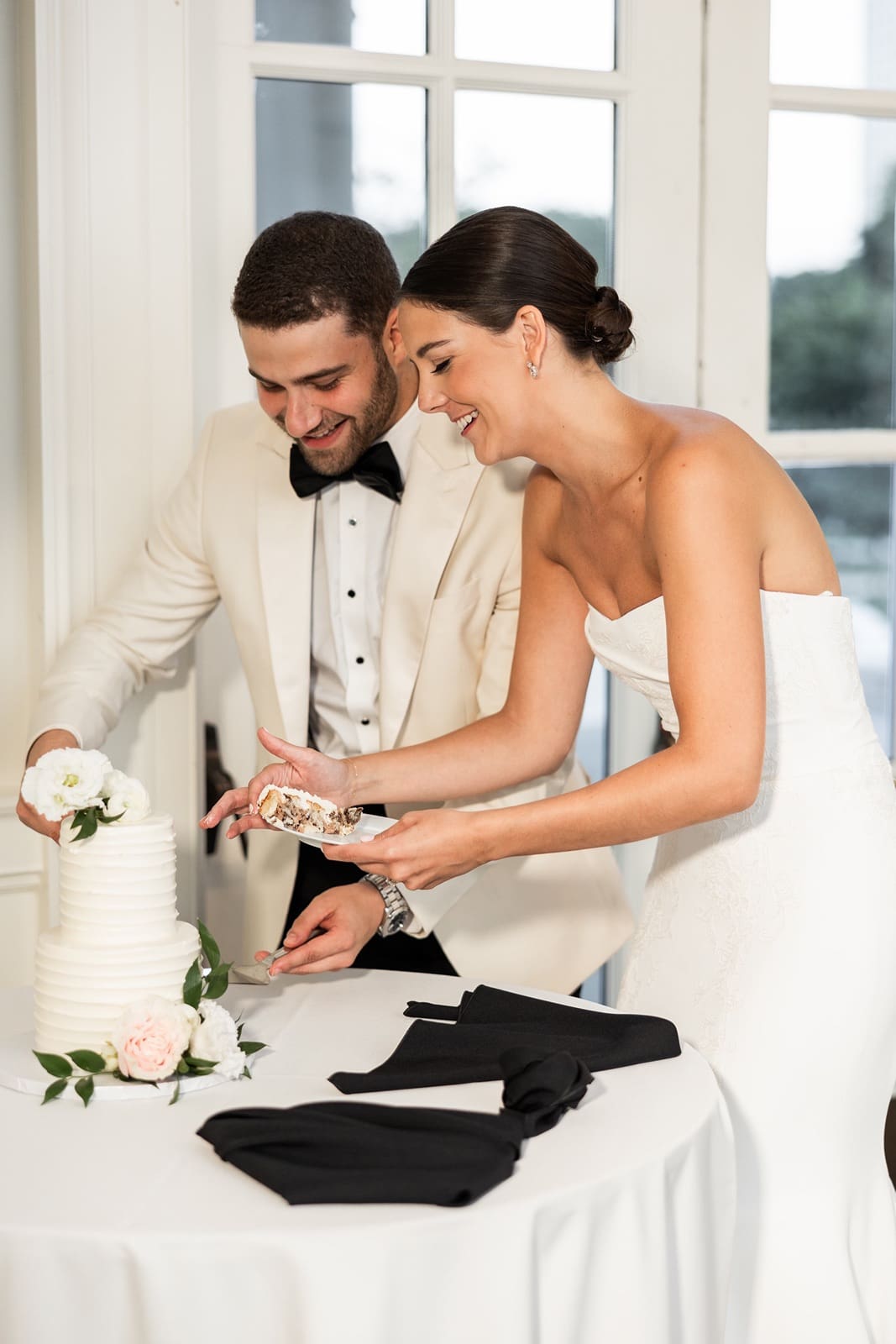 Bride and groom cut their cake at the Chicago History Museum wedding reception