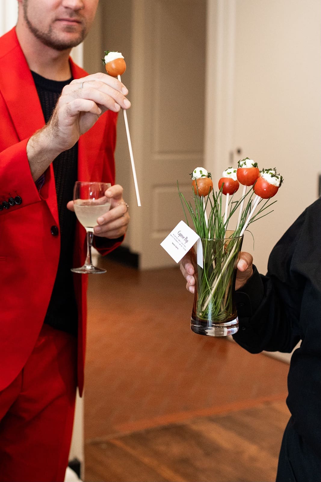 Guest takes bite of food during Chicago History Museum wedding cocktail hour
